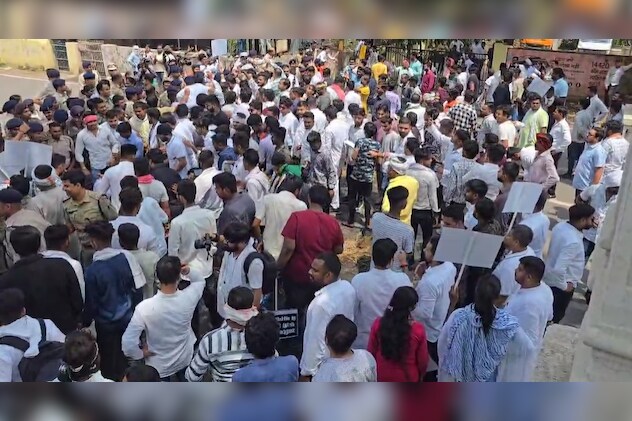 युवा कांग्रेस, महिला कांग्रेस समेत कांग्रेस छात्र इकाई के कार्यकर्ताओं का एक बड़ा समूह प्रदर्शन के दौरान. युवा कांग्रेस, महिला कांग्रेस समेत कांग्रेस छात्र इकाई के कार्यकर्ताओं का एक बड़ा समूह प्रदर्शन के दौरान.