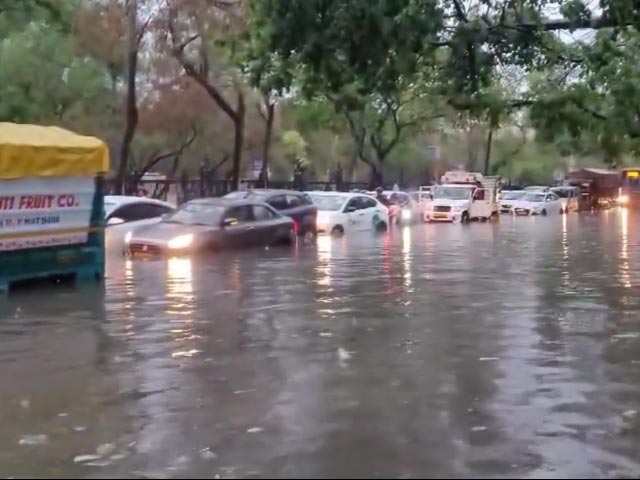 Heavy Rain Lashes Parts Of Delhi-NCR