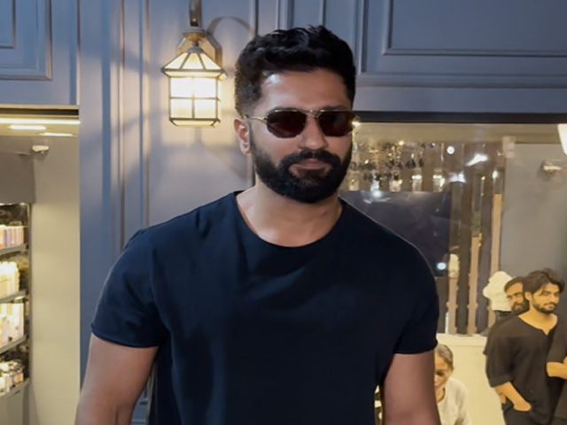 About Last Night: Vicky Kaushal Mobbed By Fans For Selfies