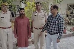 Smuggler Munawwar Hussain Arrested: 50 हजार के इनामी तस्कर मुनव्वर हुसैन को पुलिस ने दबोचा Smuggler Munawwar Hussain Arrested: 50 हजार के इनामी तस्कर मुनव्वर हुसैन को पुलिस ने दबोचा
