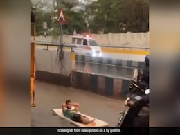 सड़क पर पानी भर गया, चलना हुआ मुश्किल...जाने के लिए शख्स ने किया ऐसा जुगाड़, रास्ते में रुक-रुककर देख रहे थे लोग सड़क पर पानी भर गया, चलना हुआ मुश्किल...जाने के लिए शख्स ने किया ऐसा जुगाड़, रास्ते में रुक-रुककर देख रहे थे लोग