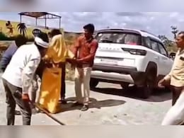 तीन ने पकड़ा और चौथा लाठियां बरसाता रहा, महिला को पीटने वाले ये 'तालिबानी' कौन? तीन ने पकड़ा और चौथा लाठियां बरसाता रहा, महिला को पीटने वाले ये 'तालिबानी' कौन?