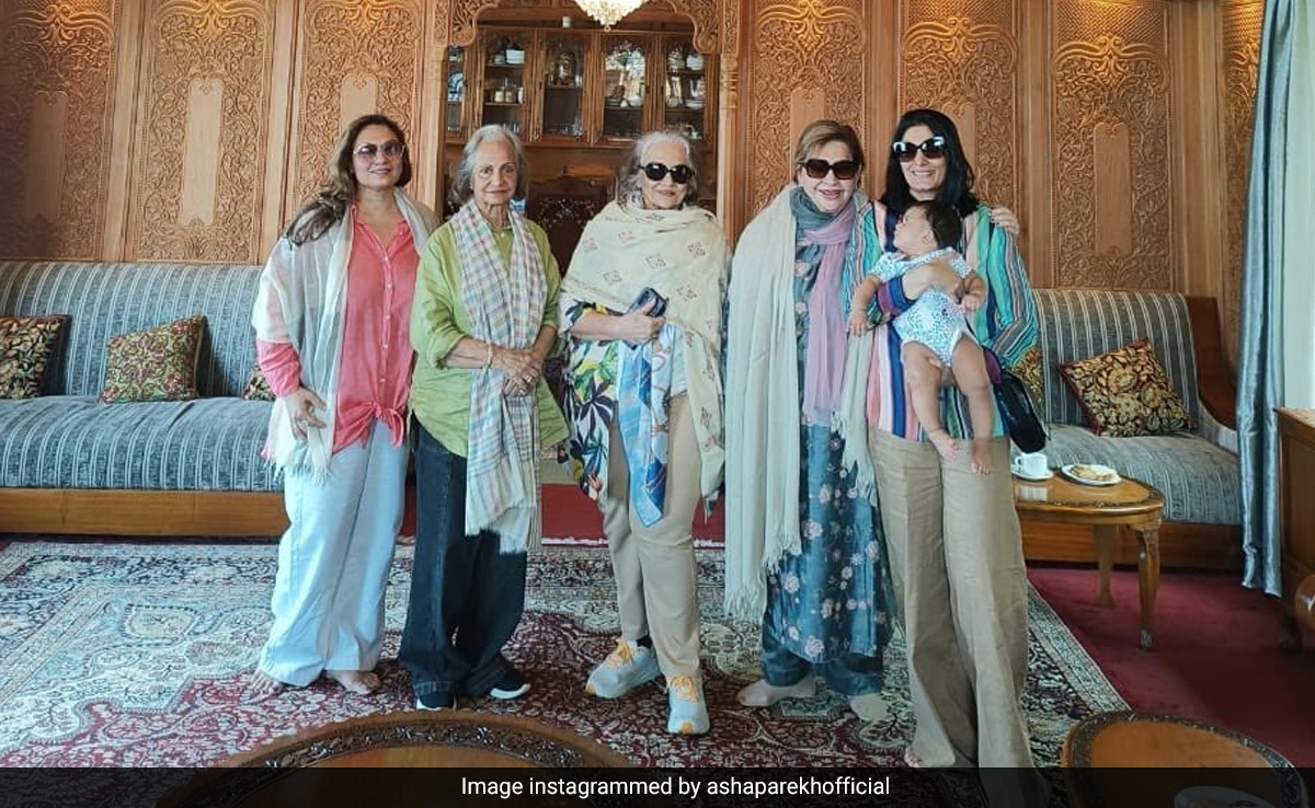 Asha Parekh With "Dear Friends" Waheeda Rehman And Helen On Holiday In Srinagar Is Proof That A Girls Trip Is For All Ages