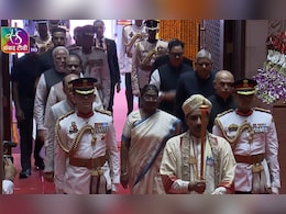 संसद से सेंगोल हटाकर संविधान रखा जाए- सपा सांसद ने छेड़ी नई बहस संसद से सेंगोल हटाकर संविधान रखा जाए- सपा सांसद ने छेड़ी नई बहस