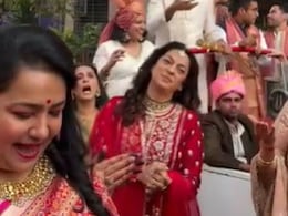 ढोल की ताल पर बारात में जूही चावला ने किया डांस, सामने आया वीडियो तो 56 वर्षीय एक्ट्रेस को देख दूल्हे को भूल गए फैंस ढोल की ताल पर बारात में जूही चावला ने किया डांस, सामने आया वीडियो तो 56 वर्षीय एक्ट्रेस को देख दूल्हे को भूल गए फैंस