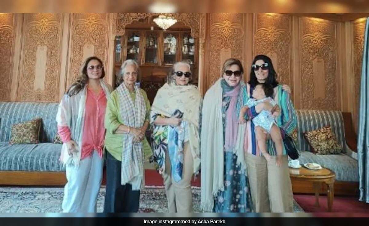 Inside Asha Parekh And BFFs Waheeda Rehman, Helen's Vacation In Srinagar