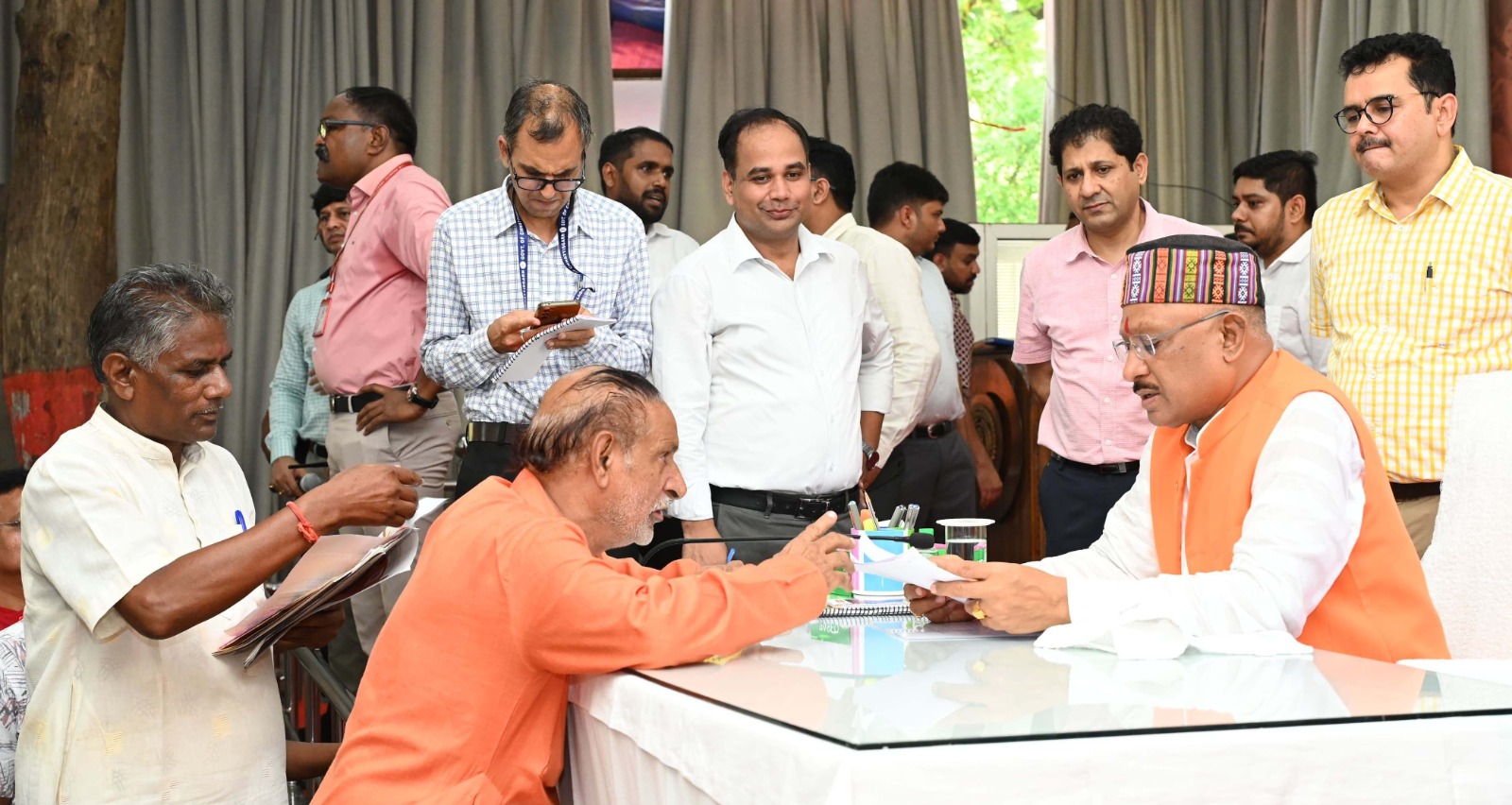 CM हाउस में समस्या लेकर पहुंचे थे लोग, हुआ ऐसा कि जिंदगीभर नहीं भूलेंगे