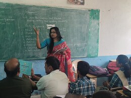 जब&nbsp;SDM बनीं टीचर ! स्कूल पहुंचकर इस अंदाज़ में ली बच्चों की क्लास