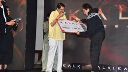 Kalki 2898 AD: अमिताभ बच्चन ने प्रोड्यूसर के छुए पैर, कल्कि 2898 एडी का इतने रुपये में खरीदा पहला टिकट