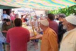 Muslims Help Perform Last Rites Of Kashmiri Pandit In Kulgam Muslims Help Perform Last Rites Of Kashmiri Pandit In Kulgam