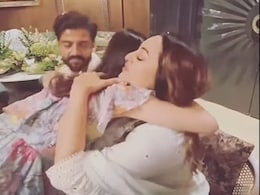 WATCH: नई बहू सोनाक्षी सिन्हा का ससुराल में हुआ जोरदार स्वागत, ननद ने यूं उतारी नजर WATCH: नई बहू सोनाक्षी सिन्हा का ससुराल में हुआ जोरदार स्वागत, ननद ने यूं उतारी नजर