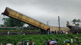 कांचनजुंगा एक्सप्रेस व मालगाडीची धडक कशी झाली? एकावर एक चढले ट्रेनचे डबे, अपघाताची भीषणता दाखवणारे PHOTOS