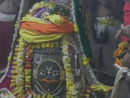 सीएम एकनाथ शिंदे के सांसद बेटे पर महाकाल मंदिर के नियम तोड़ने के आरोप सीएम एकनाथ शिंदे के सांसद बेटे पर महाकाल मंदिर के नियम तोड़ने के आरोप