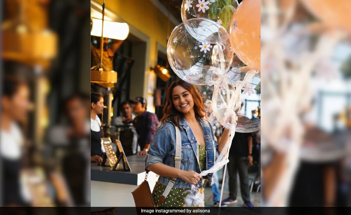 ICYMI: Sonakshi Sinha Celebrated Her Birthday On Set Doing What She Loves