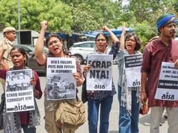 NEET पेपर लीक मामला : EOU की जांच में आया निजी कूरियर कंपनी का नाम, CCTV फुटेज खंगालने में जुटी पुलिस NEET पेपर लीक मामला : EOU की जांच में आया निजी कूरियर कंपनी का नाम, CCTV फुटेज खंगालने में जुटी पुलिस