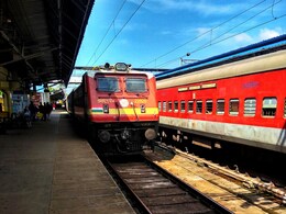 IRCTC के जरिये ट्रेन टिकट बुकिंग करते समय न करें ये गलती, वरना हो सकती है जेल, जानें नियम