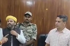 कांग्रेस विधायक कुर्सी नहीं मिलने पर भड़के , जमकर किया बवाल कांग्रेस विधायक कुर्सी नहीं मिलने पर भड़के , जमकर किया बवाल