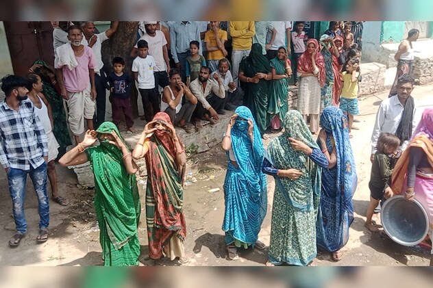 ग्रामीणों ने जहरीला पदार्थ पानी में डालने की आशंका जताई है.  ग्रामीणों ने जहरीला पदार्थ पानी में डालने की आशंका जताई है.