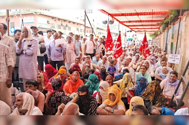 सीकर की आक्रोश रैली में लाल झंडा लिए बड़ी संख्या में जुटे लोग. सीकर की आक्रोश रैली में लाल झंडा लिए बड़ी संख्या में जुटे लोग.