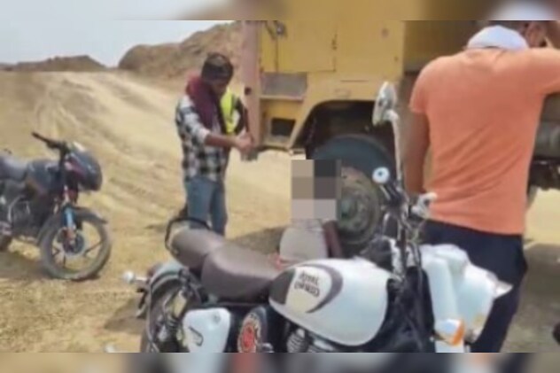 पीड़ित को पीटते हुए. पीड़ित को पीटते हुए.