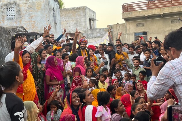 परिवार के साथ बॉलीवुड अभिनेता विक्की कौशल और सारा अली खान 