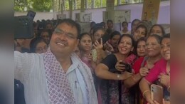 अभिनंदन कार्यक्रम में महिलाओं के साथ सीएम ने ली सेल्फी
