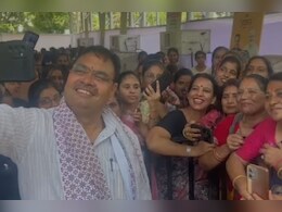 अभिनंदन कार्यक्रम में महिलाओं के साथ सीएम ने ली सेल्फी अभिनंदन कार्यक्रम में महिलाओं के साथ सीएम ने ली सेल्फी