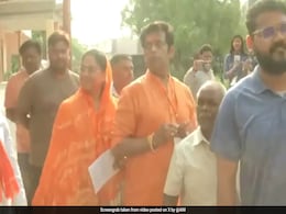 "We Are Not VIPs": Gorakhpur BJP Candidate Ravi Kishan Waits In Queue To Vote "We Are Not VIPs": Gorakhpur BJP Candidate Ravi Kishan Waits In Queue To Vote