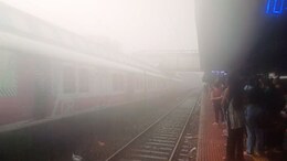 Live Update : धुवांधार पावसामुळे मध्य रेल्वे विस्कळीत, लोकल 20 ते 25 मिनिटं उशीराने