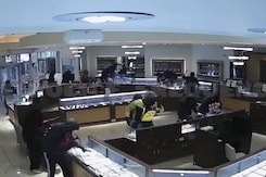 20 Robbers vs 1 Guard. Indian Jeweller In US Emptied Within Minutes 20 Robbers vs 1 Guard. Indian Jeweller In US Emptied Within Minutes