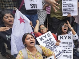 NEET पेपर लीक मामले का गुजरात कनेक्शन, 4 जिलों समेत 7 जगहों पर CBI कर रही छापेमारी NEET पेपर लीक मामले का गुजरात कनेक्शन, 4 जिलों समेत 7 जगहों पर CBI कर रही छापेमारी