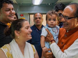 Shivraj Chouhan Travels In Train From Delhi To Bhopal, Shares Pics Shivraj Chouhan Travels In Train From Delhi To Bhopal, Shares Pics
