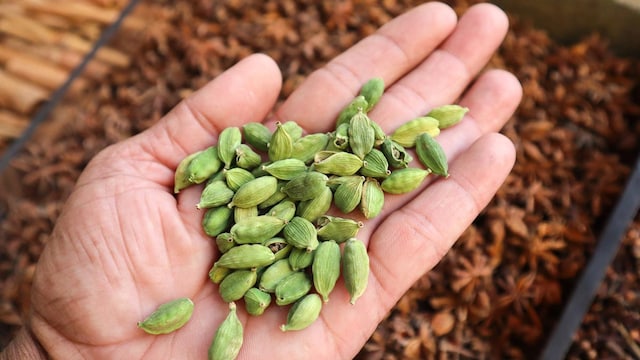 Health Benefits Of Chewing Cloves, Cardamom