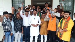 Chhattisgarh News: भाजयुमो जिलाध्यक्ष और डॉक्टर की लड़ाई के बीच अब राजनीतिक सरगर्मी हुई तेज, प्रशासन के समझाने के बाद स्थगित किया प्रदर्शन