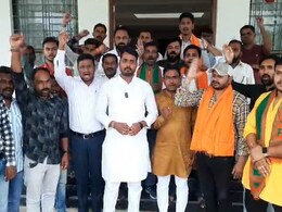 Chhattisgarh News: भाजयुमो जिलाध्यक्ष और डॉक्टर की लड़ाई के बीच अब राजनीतिक सरगर्मी हुई तेज, प्रशासन के समझाने के बाद स्थगित किया प्रदर्शन