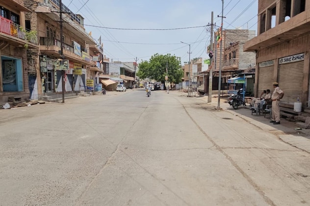 जोधपुर में हिंसा के बाद रविवार को सड़क पर सन्नाटा पसरा रहा. जोधपुर में हिंसा के बाद रविवार को सड़क पर सन्नाटा पसरा रहा.