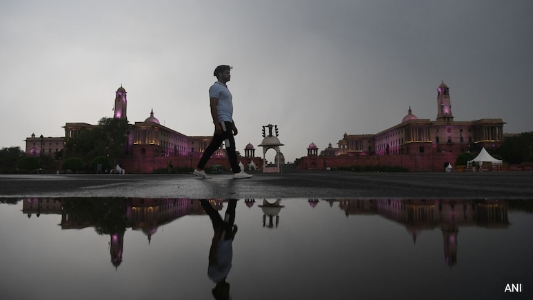 Weather Office Predicts Cloudy Skies With Moderate Rain In Delhi Today