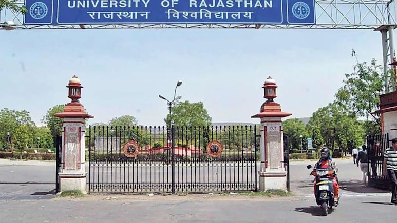राजस्थान यूनिवर्सिटी: ज्योतिबा फुले संगोष्ठी पर कुलपति की 'NO', अब VC आवास के बाहर ही शुरू हुआ कार्यक्रम