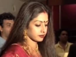 VIDEO: शादी के बाद बनारसी साड़ी और सिंदूर लगा कर जब पार्टी में पहुंची थी श्रीदेवी, देखने वाले हो गए थे दीवाने VIDEO: शादी के बाद बनारसी साड़ी और सिंदूर लगा कर जब पार्टी में पहुंची थी श्रीदेवी, देखने वाले हो गए थे दीवाने