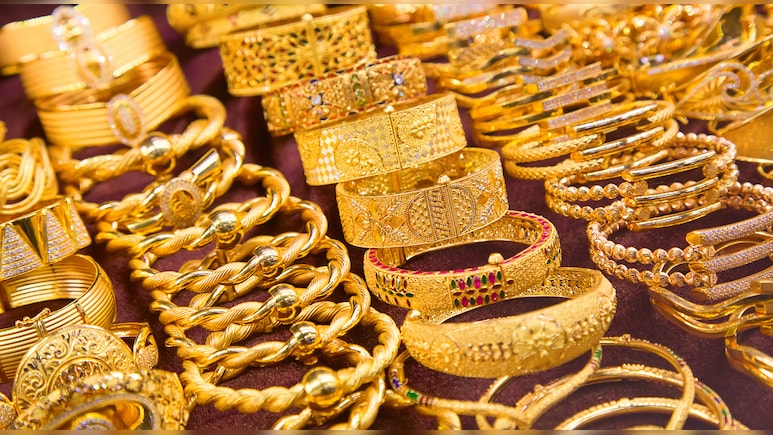 चांदी ने तोड़ दिए सारे रिकॉर्ड, 2 लाख के पार पहुंची, सोने की भी खूब बढ़ी चमक