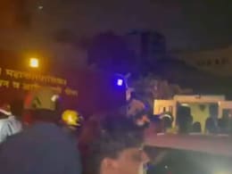 पुण्यातील शनिपारमधील मुलींच्या वसतिगृहाला आग; एकाचा मृत्यू, 42 जणी बचावल्या पुण्यातील शनिपारमधील मुलींच्या वसतिगृहाला आग; एकाचा मृत्यू, 42 जणी बचावल्या