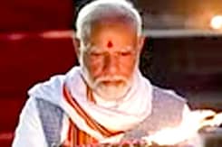 PM Modi In Varanasi: प्रधानमंत्री मोदी पांचवीं बार Ganga Aarti में हुए शामिल, दीपों से जगमग हुआ Dashashwamedh Ghat