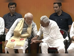 Nitish Kumar Grabs PM's Inked Finger At Nalanda Opening, Video Is Viral Nitish Kumar Grabs PM's Inked Finger At Nalanda Opening, Video Is Viral