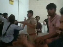 नोएडा में दबंगों ने पुलिस की मौजूदगी में भाई-बहन को पीटा नोएडा में दबंगों ने पुलिस की मौजूदगी में भाई-बहन को पीटा