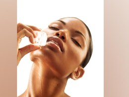 चेहरे पर बर्फ रगड़ने के हैं कई फायदे, स्किन से जुड़ी परेशानियों से मिलती है निजात चेहरे पर बर्फ रगड़ने के हैं कई फायदे, स्किन से जुड़ी परेशानियों से मिलती है निजात