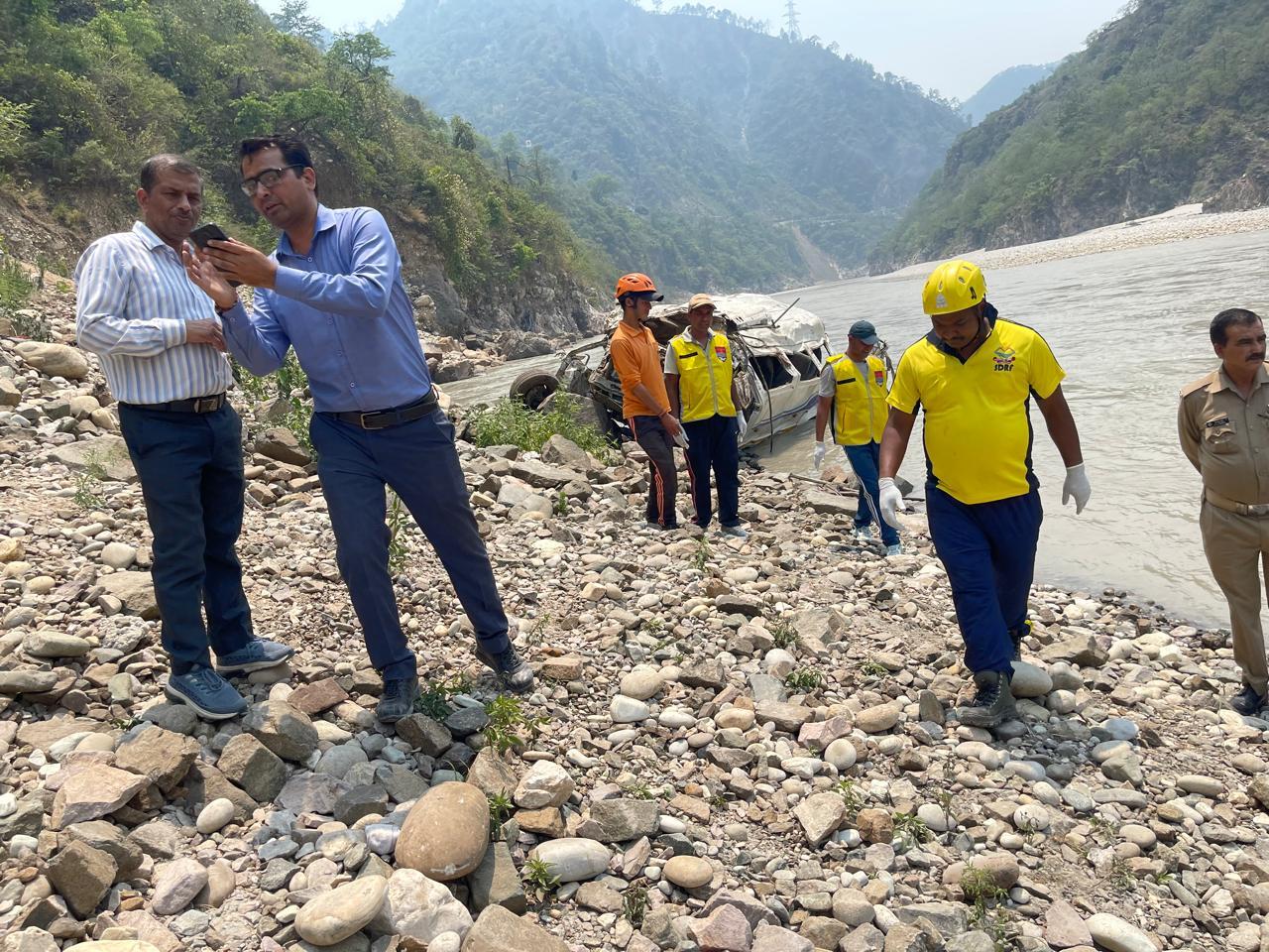 Rudraprayag Accident : उत्तराखंड में बद्रीनाथ हाईवे पर बड़ा सड़क हादसा, नदी में जा गिरा टेम्पो ट्रैवलर, 8 की मौत