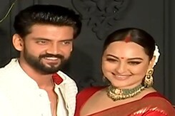 Zaheer Sonakshi Sinha Reception: सुर्ख लाल जोड़े में पहली बार पति जहीर संग नजर आई सोनाक्षी Zaheer Sonakshi Sinha Reception: सुर्ख लाल जोड़े में पहली बार पति जहीर संग नजर आई सोनाक्षी