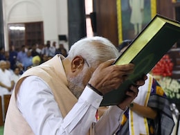 NDA Meeting: स्वागत है-स्वागत है के लग रहे थे नारे,  बैठक में आते ही PM मोदी ने संविधान के आगे नवाया शीश, देखें तस्वीरें NDA Meeting: स्वागत है-स्वागत है के लग रहे थे नारे,  बैठक में आते ही PM मोदी ने संविधान के आगे नवाया शीश, देखें तस्वीरें