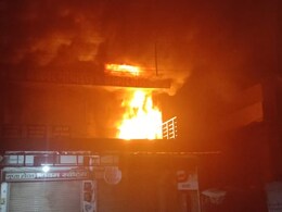 Fire News: मोबाइल और कपड़े की दुकान में शॉर्ट सर्किट से लगी आग, लाखों का नुकसान