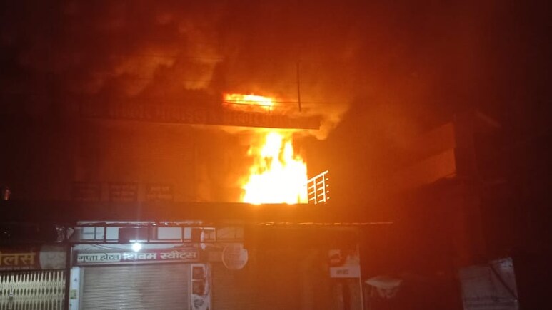 Fire News: मोबाइल और कपड़े की दुकान में शॉर्ट सर्किट से लगी आग, लाखों का नुकसान Fire News: मोबाइल और कपड़े की दुकान में शॉर्ट सर्किट से लगी आग, लाखों का नुकसान